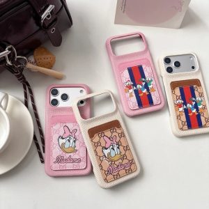 グッチ iPhone ケース ドナルドダック アニメ風 キルティングレザー 薄型 カード収納 MagSafe対応