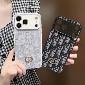 ディオール iPhone ケース CDシグネチャー キャンバス 刺繍仕上げ 一体型 レンズ保護
