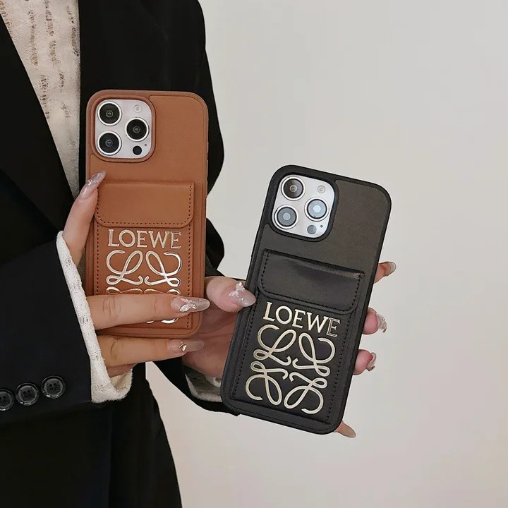 ロエベ iPhone ケース 上質 レザー アナグラム 金属ロゴ カードポケット付き スタンド機能 MagSafe対応