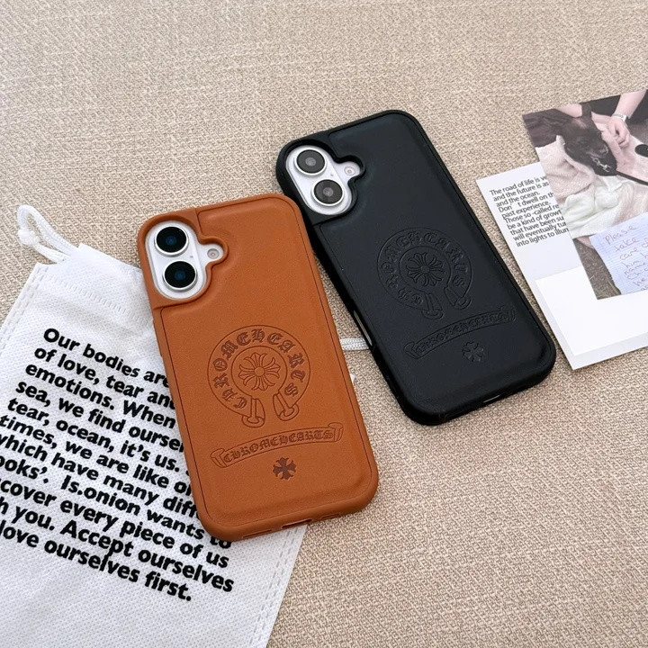 クロムハーツ iPhone ケース レザー調 型押しロゴ おしゃれ 耐衝撃 レンズ保護 MagSafe対応