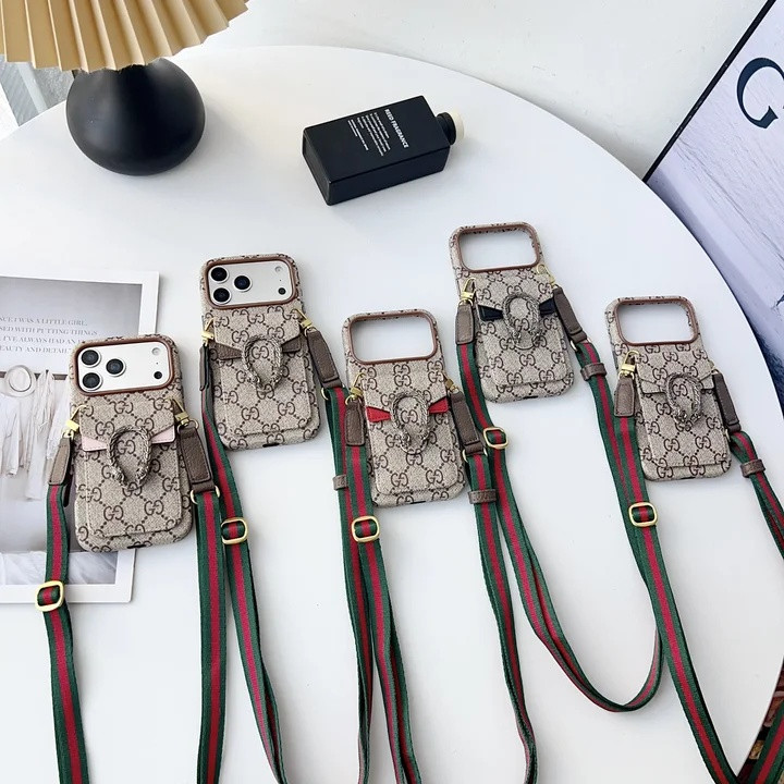 グッチ iPhone ケース 縦掛け ショルダーストラップ付き GGスプリーム カード収納